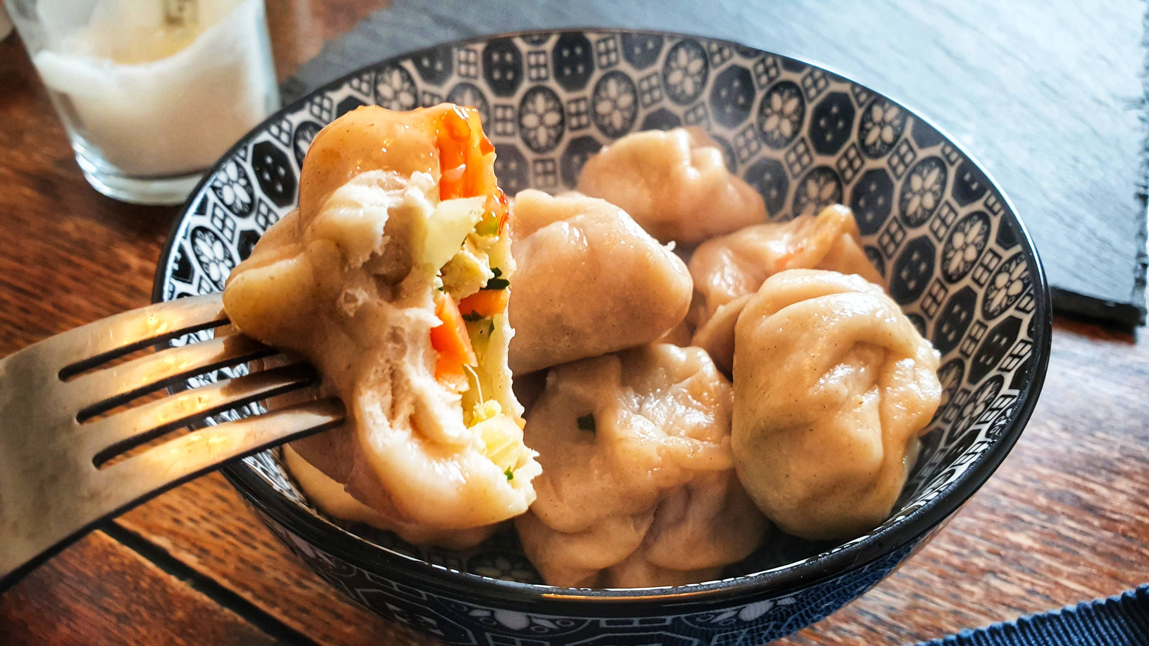 Momos, the national dish of Nepal, and damn tasty! Recipe and details