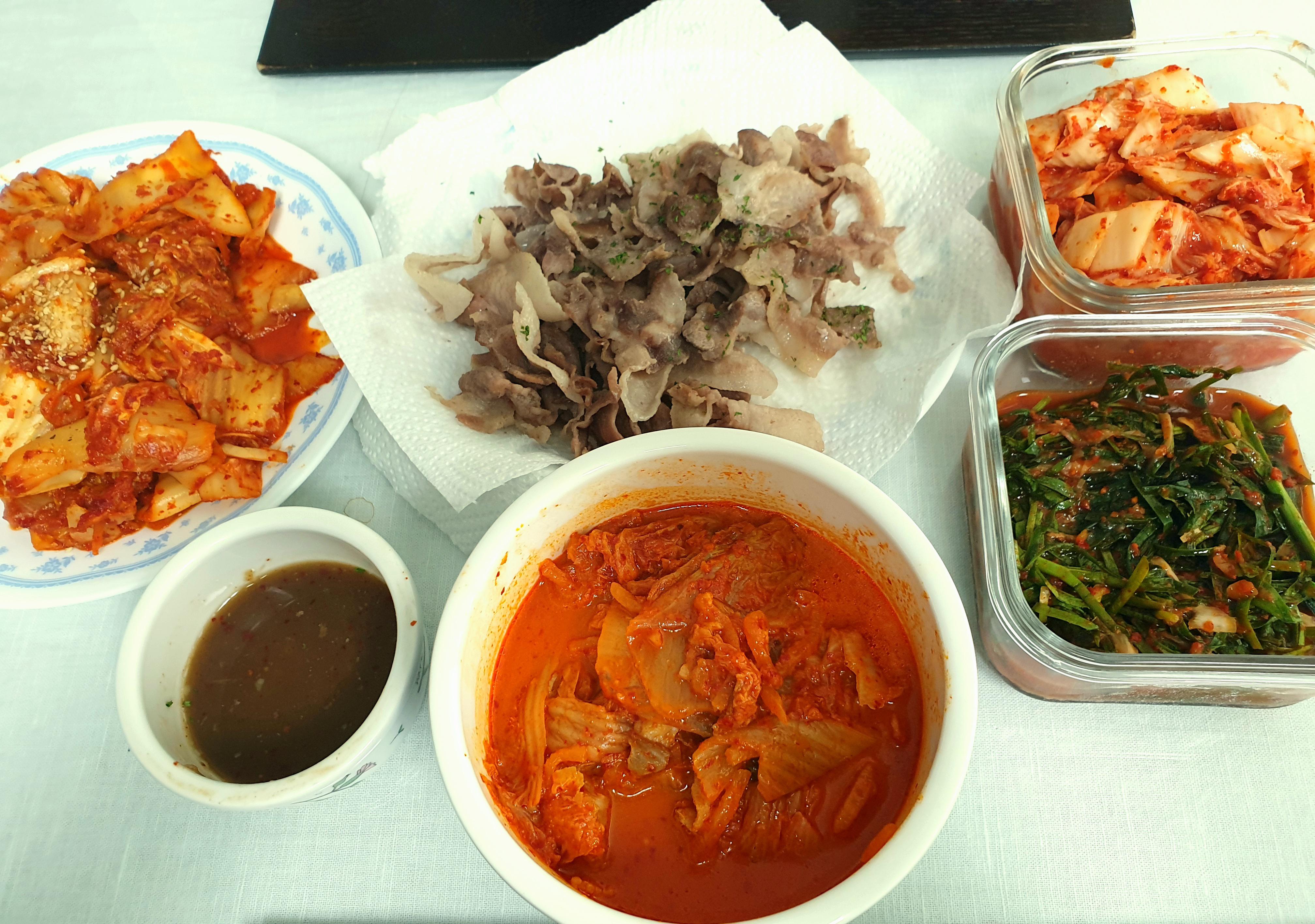 Today's lunch. Samgyeobsal, kimchi,fried kimchi, kimchi jjigae, chive