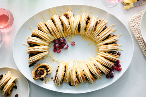 Raisin Cinnamon Roll Wreath