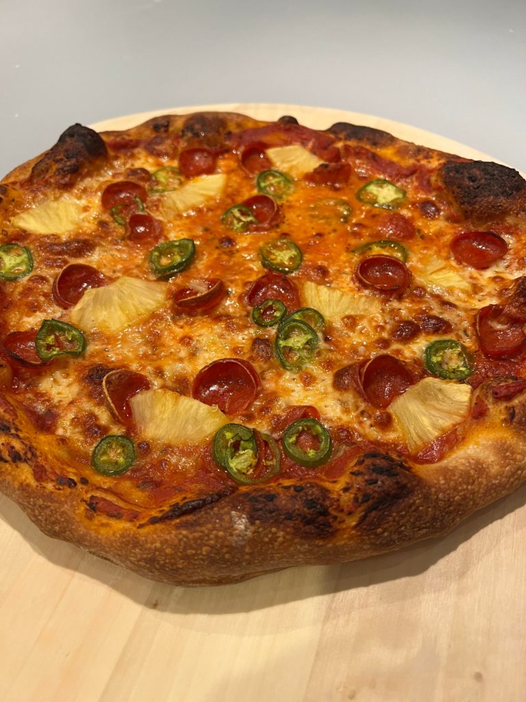 Ezzo pepperoni, pineapple, jalapeño