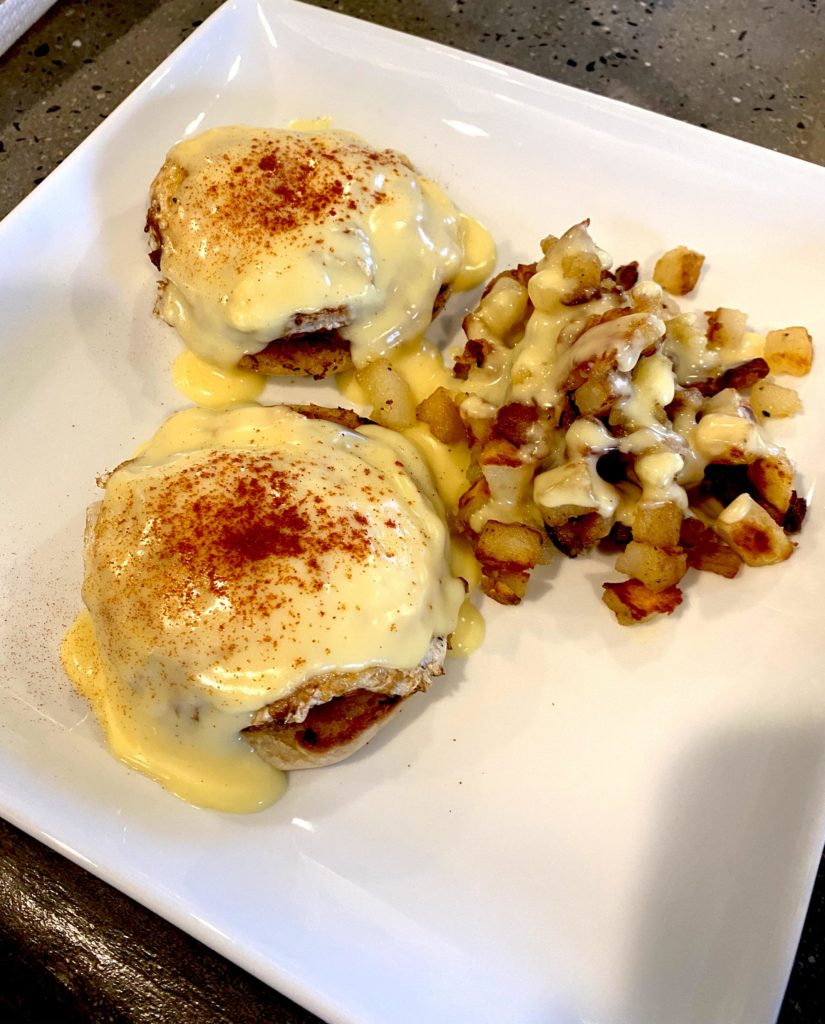 (Homemade) Eggs Benedict with hash browns