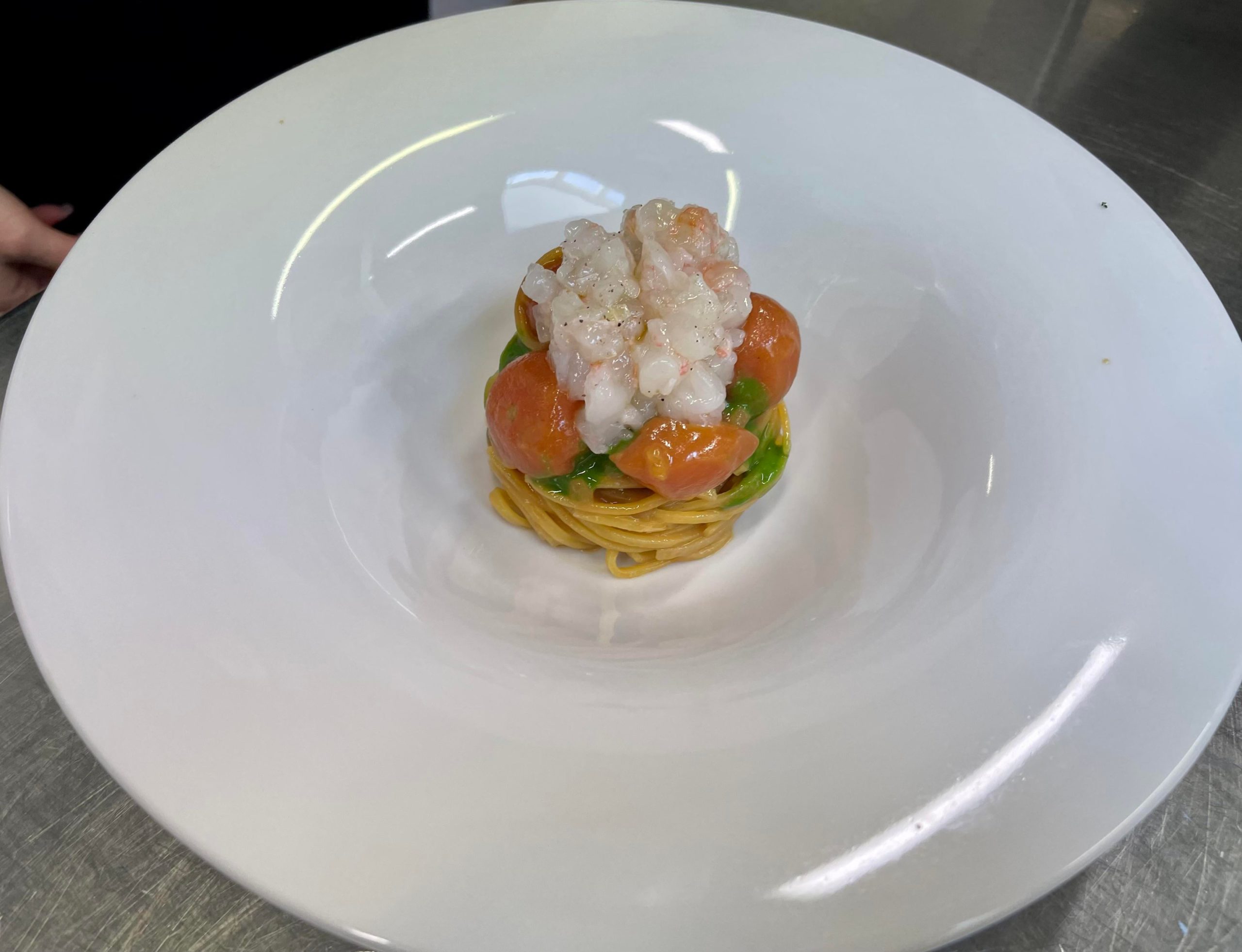 Spaghetti with scampi bisque, raw scampi tartare and sautéed cherry