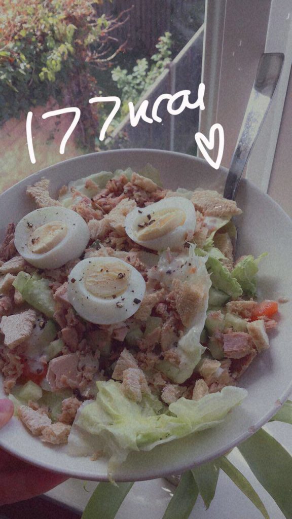 (177kcal) A filling lunch… 1 boiled egg, wheat crispbread crumbled over lettuce, tomato, cucumber, half a tin of tuna with a tablespoon of low calorie Caesar dressing 😋