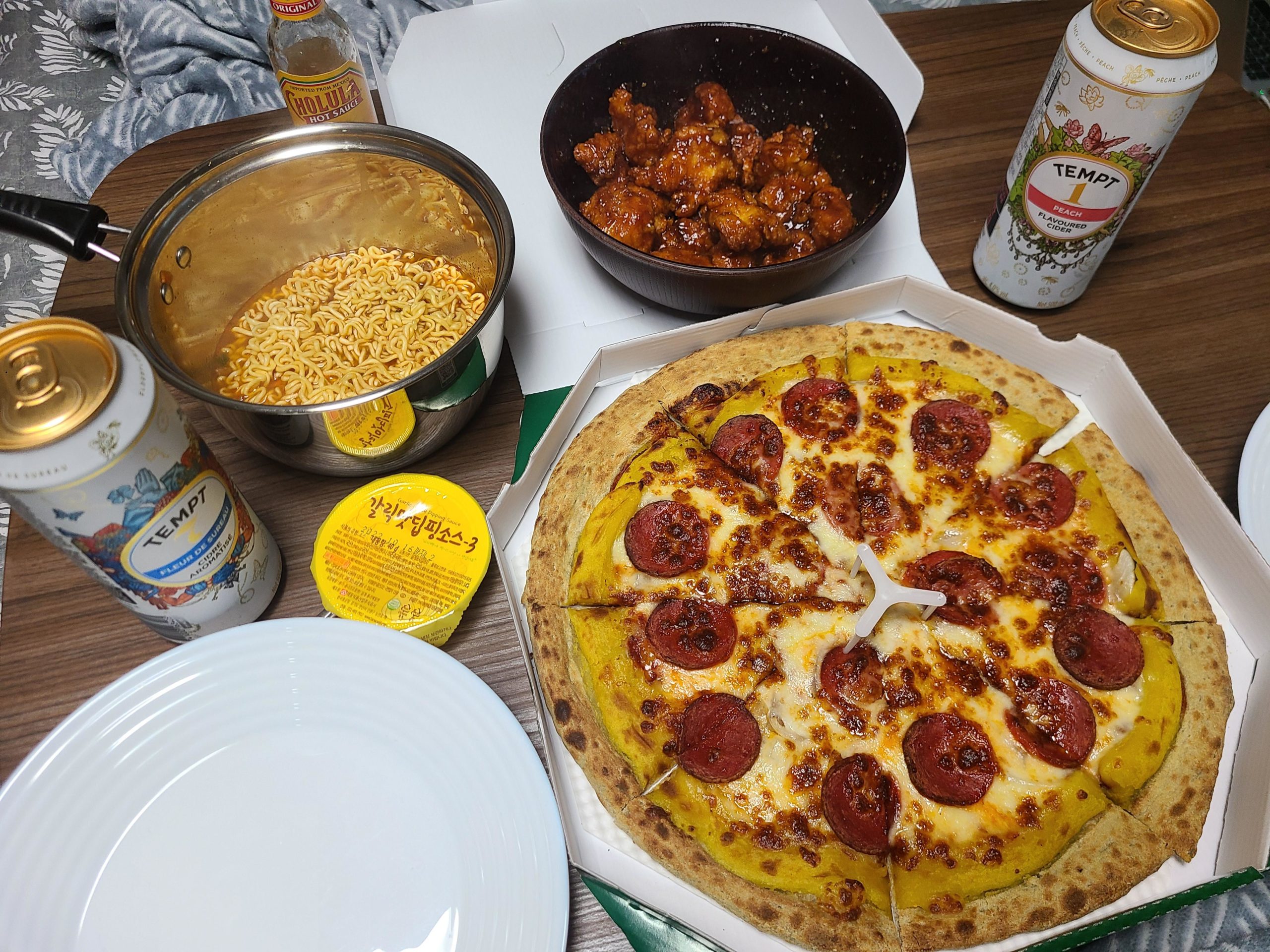 Cheat meal in Korea! Pepperoni pizza with sweet potato mousse, sweet soy sauce fried chicken