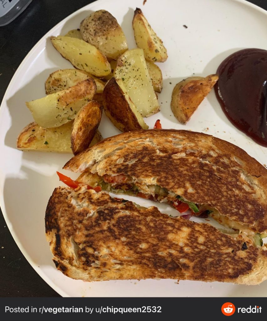 hello fresh has been a lifesaver as a student who works full time and wants to avoid eating the same thing every night or ordering in. made roasted red pepper paninis today!