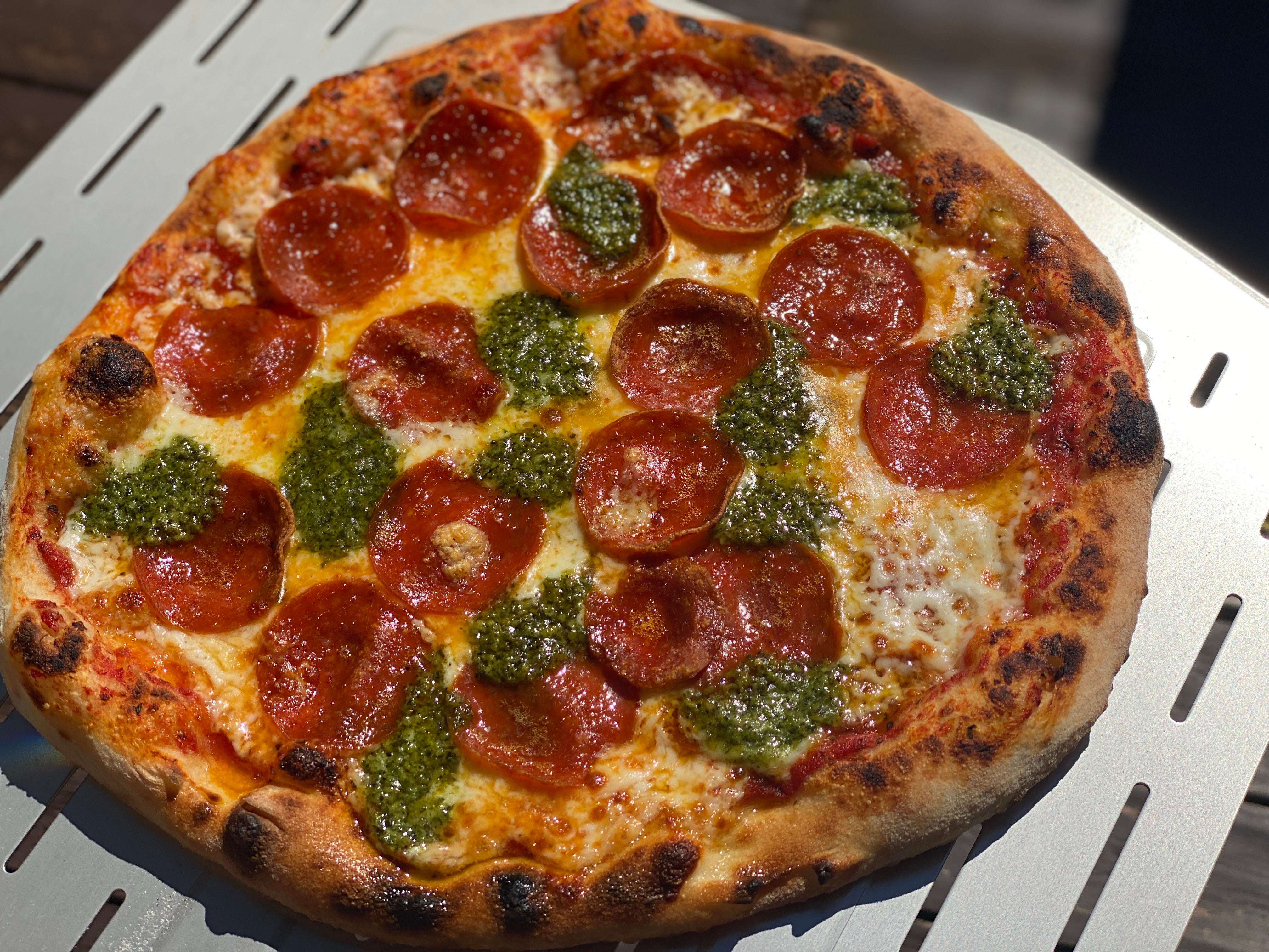 NY/Neapolitan hybrid pepperoni with dollops of fresh pesto. Cooked with Ooni Karu 16 with post