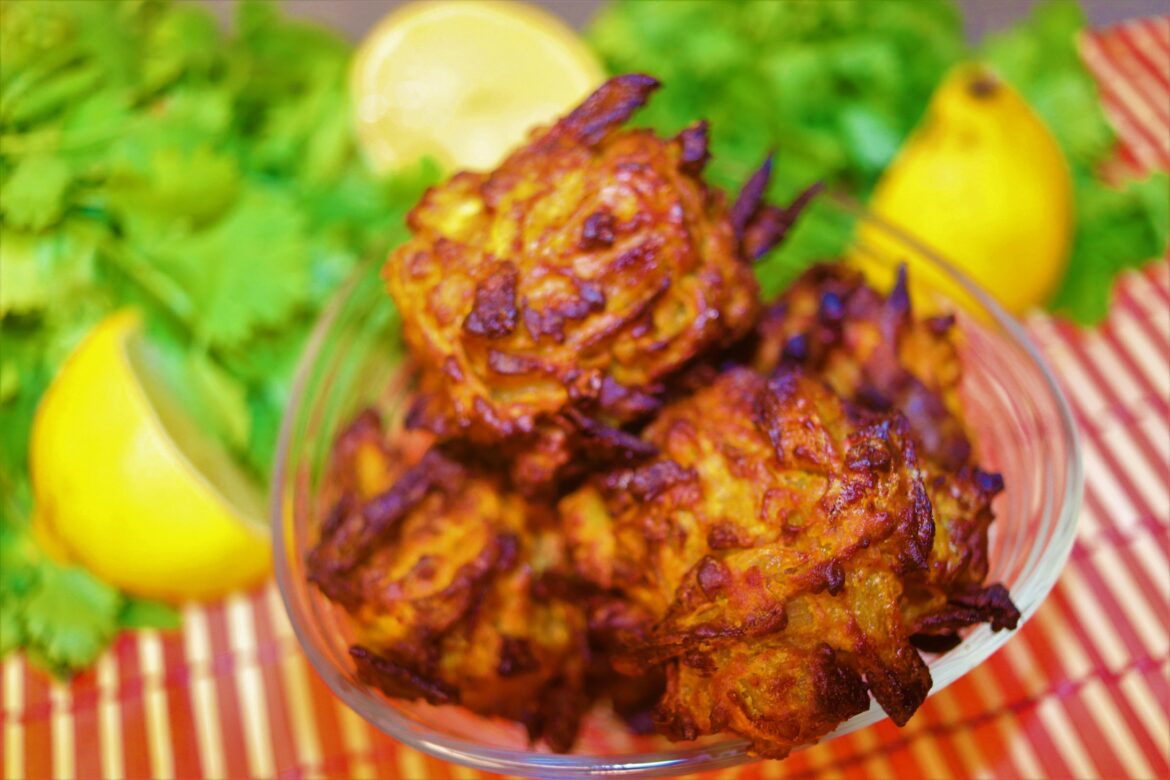 Onion bhajis are so delicious! a cheap, quick & simple yummy Indian snack, I add these to lunch boxes and serve at buffet style partys
