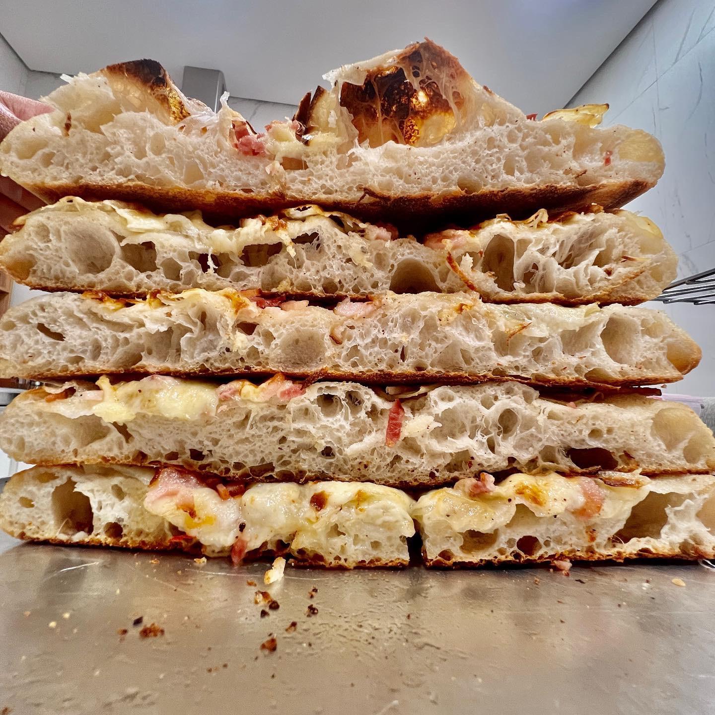 Pizza in teglia alla Romana Dining and Cooking