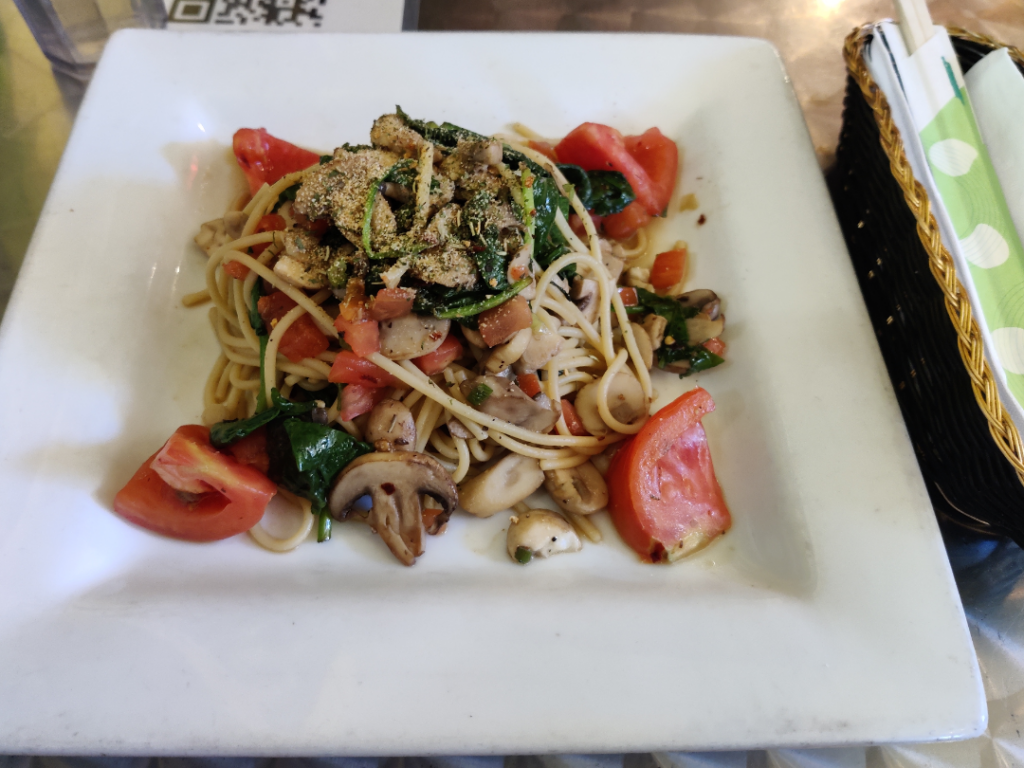 Japanese spaghetti pepperoncini with mushrooms and spinach