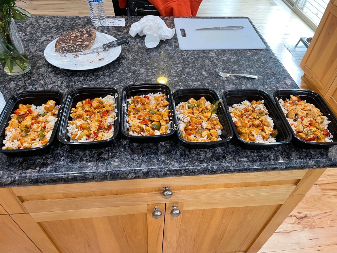 First Time Meal Prepping - Cauliflower Rice Kung Pao Chicken Stir Fry (342 Cal / 49g Protein)