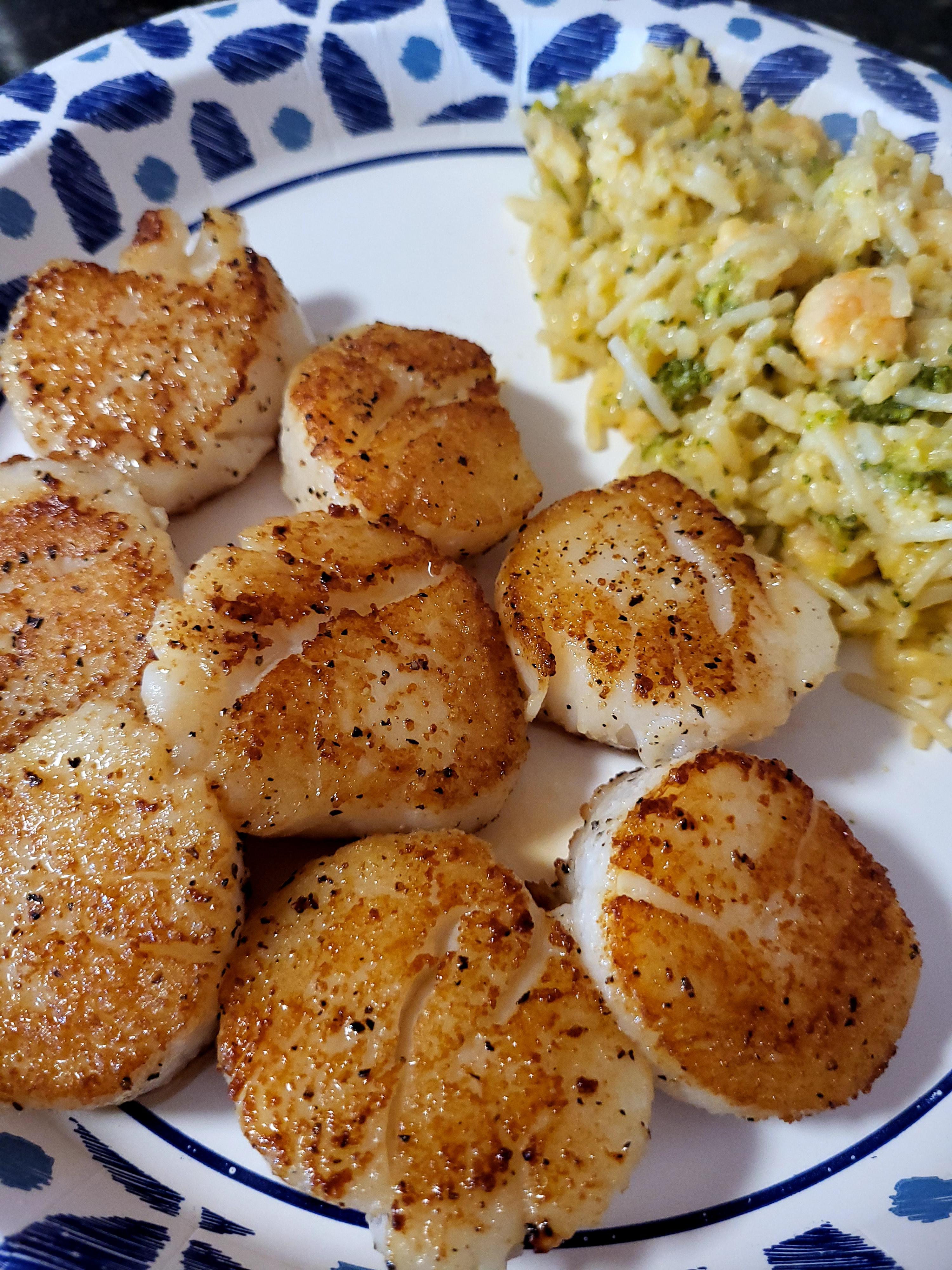 Scallops with Cheesy broccoli & shrimp rice. Dining and Cooking