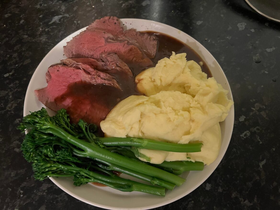 Roast beef, mash and broccoli