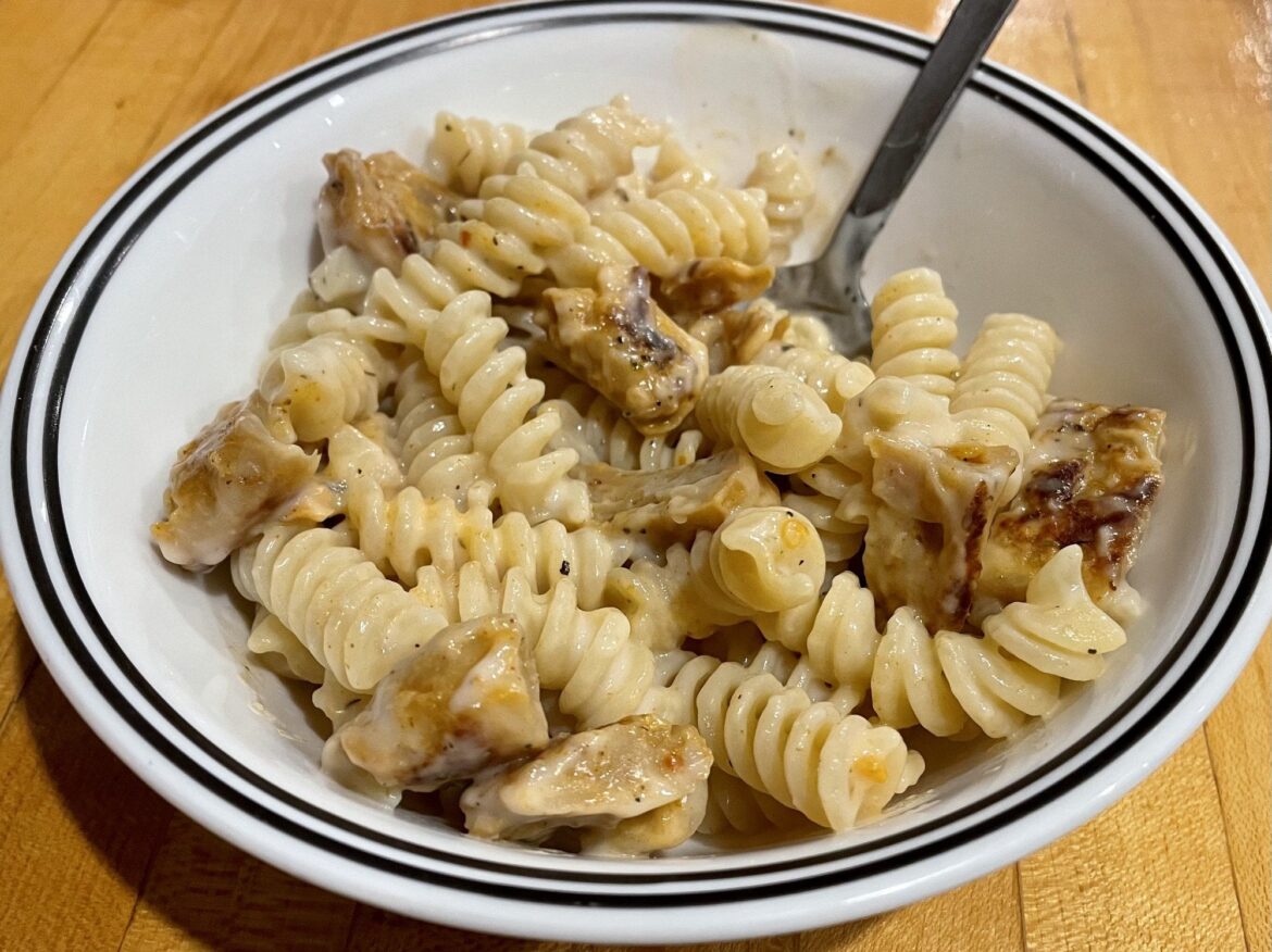 Cajun “Chicken” Alfredo - 286 cals/ 25g net carbs/ 21g protein. Featuring Daring plant based chicken which is SO GOOD.