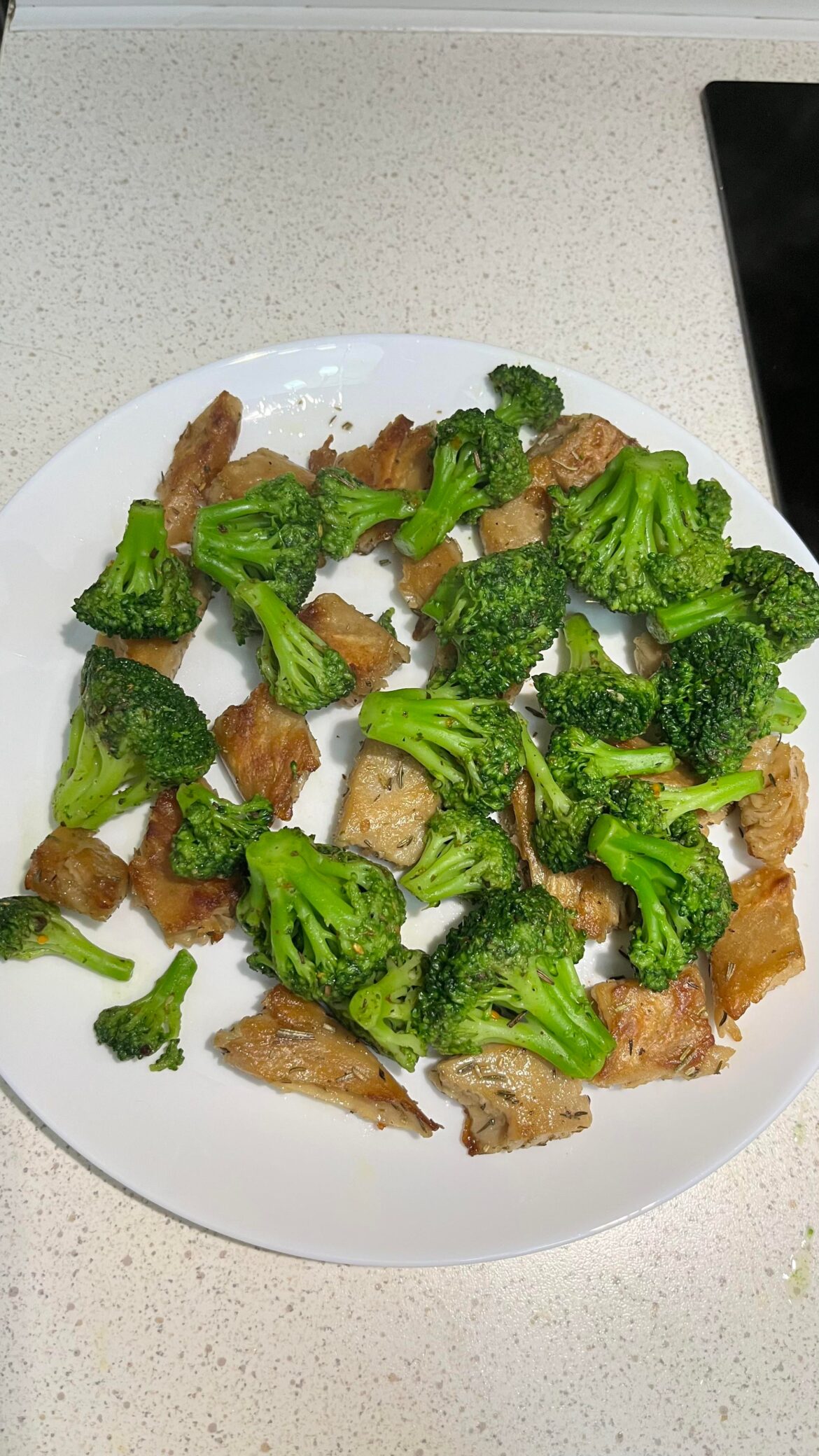 Boucher végétarien soja dices with Provençal spices and steamed brocoli