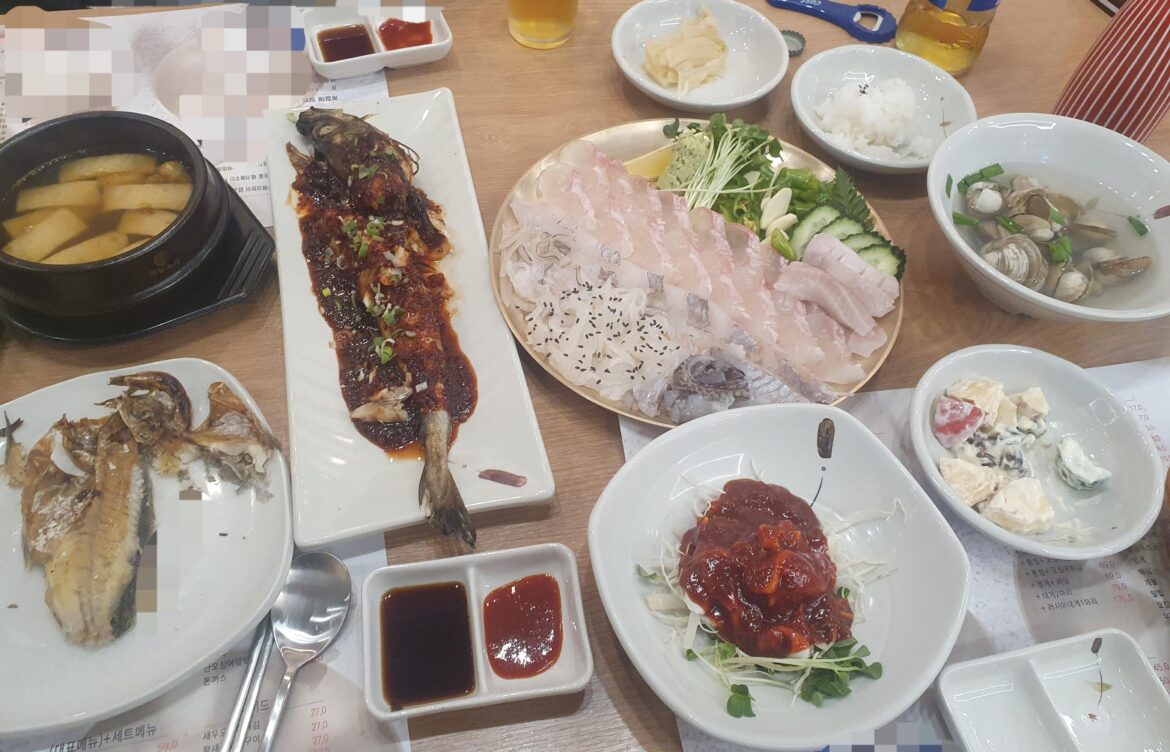 회 and 오징어회 (raw fish and squid)