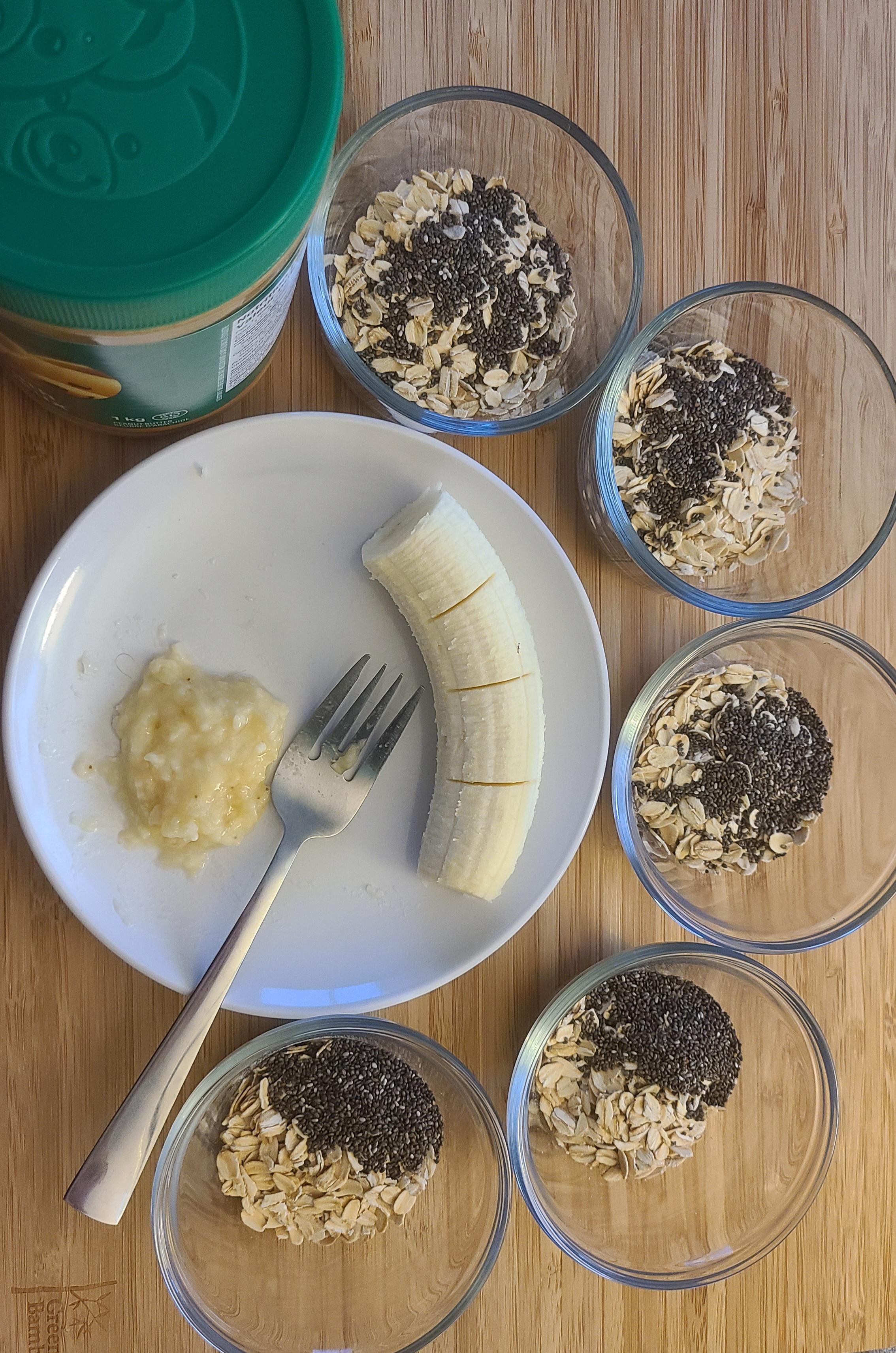 Fave overnight oats meal prep 👌 (oats, chia seeds, banana, pb, milk