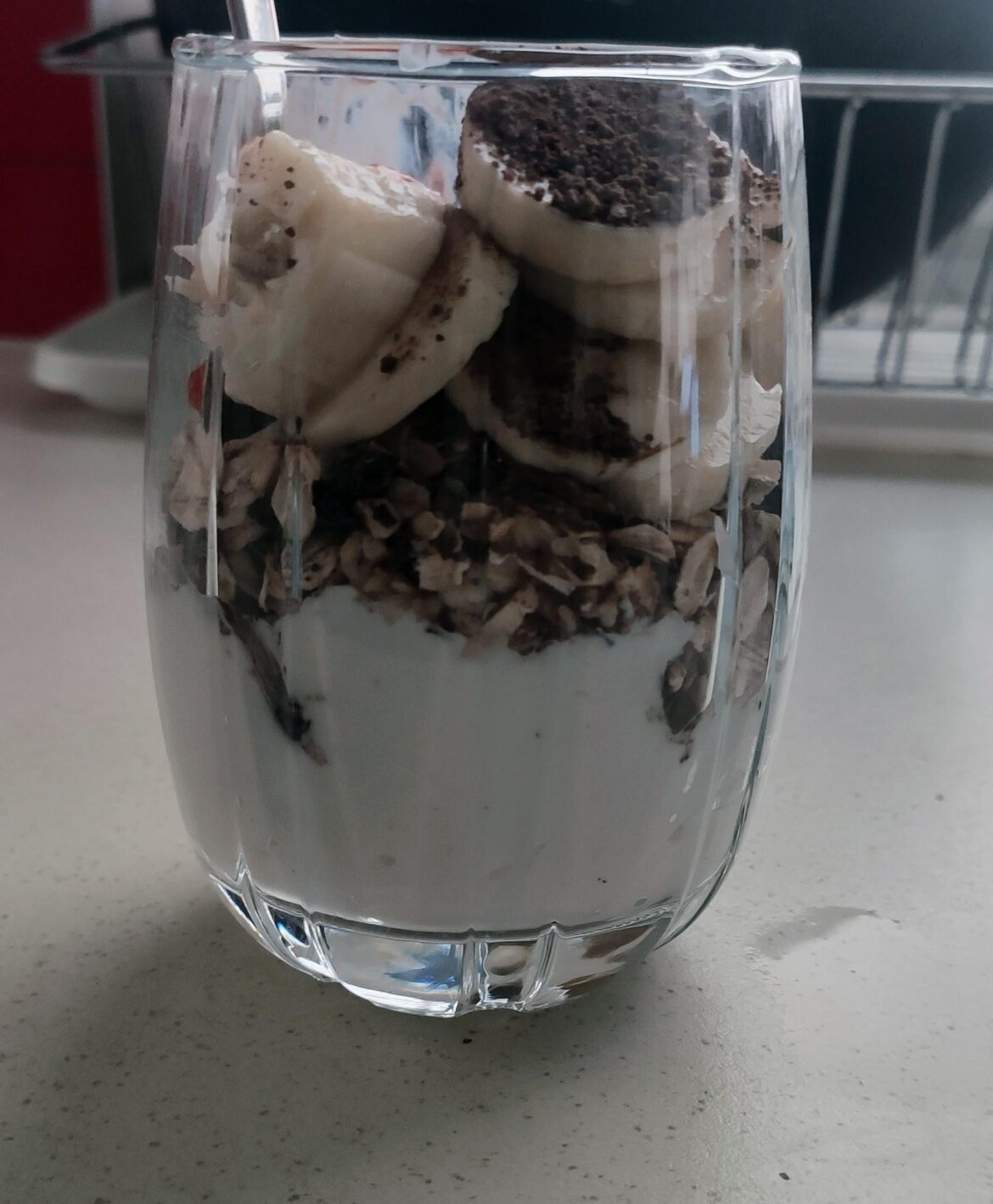 Roasted oatmeal, vanilla skyr, banana,nuts poured with strawberry mousse.