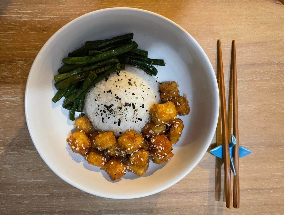 Vegetarian. First time making this dish. Orange “chick’n” tofu, white rice, and green beans! I love to use panko gives it such a crispy crunch!