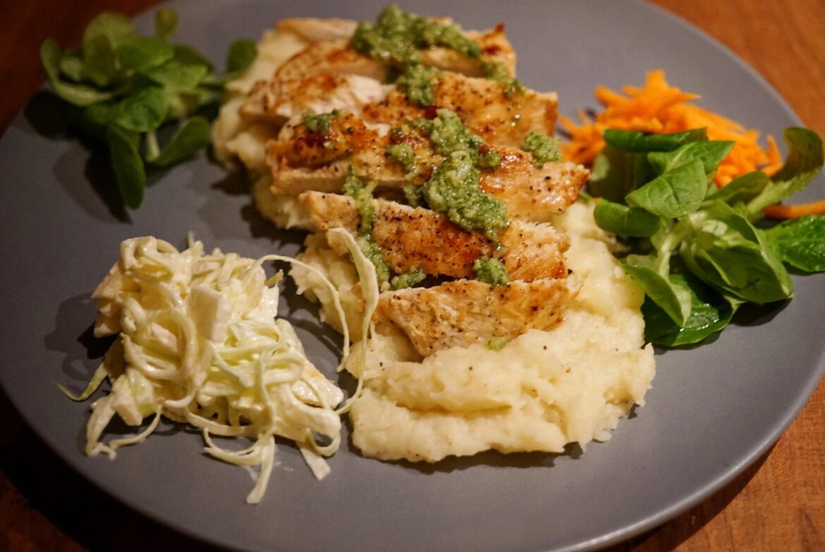 Turkey breast with pesto, celeriac-parsnip puree and apple-leek salad