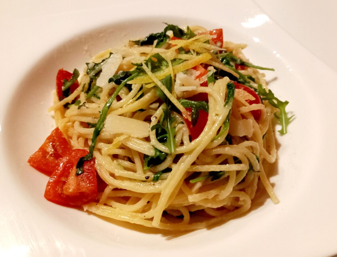 Lemon cream pasta with arugula and cherry tomatos