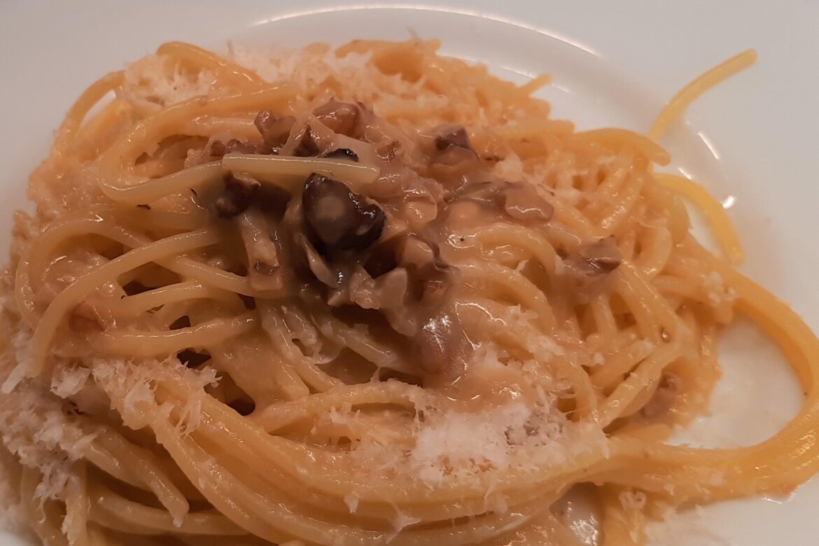 Spaghetti🇮🇹 with toasted garlic bread type of nut sauce is just what you need recipe by Vito Chef Italy