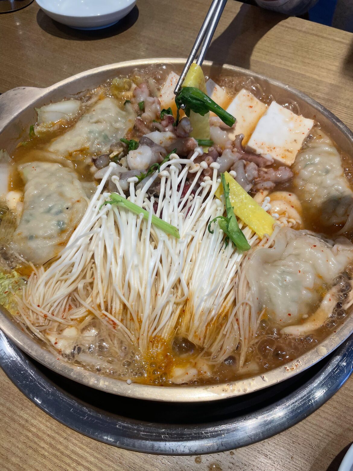 Mandu Jeongoel(Dumpling hotpot)