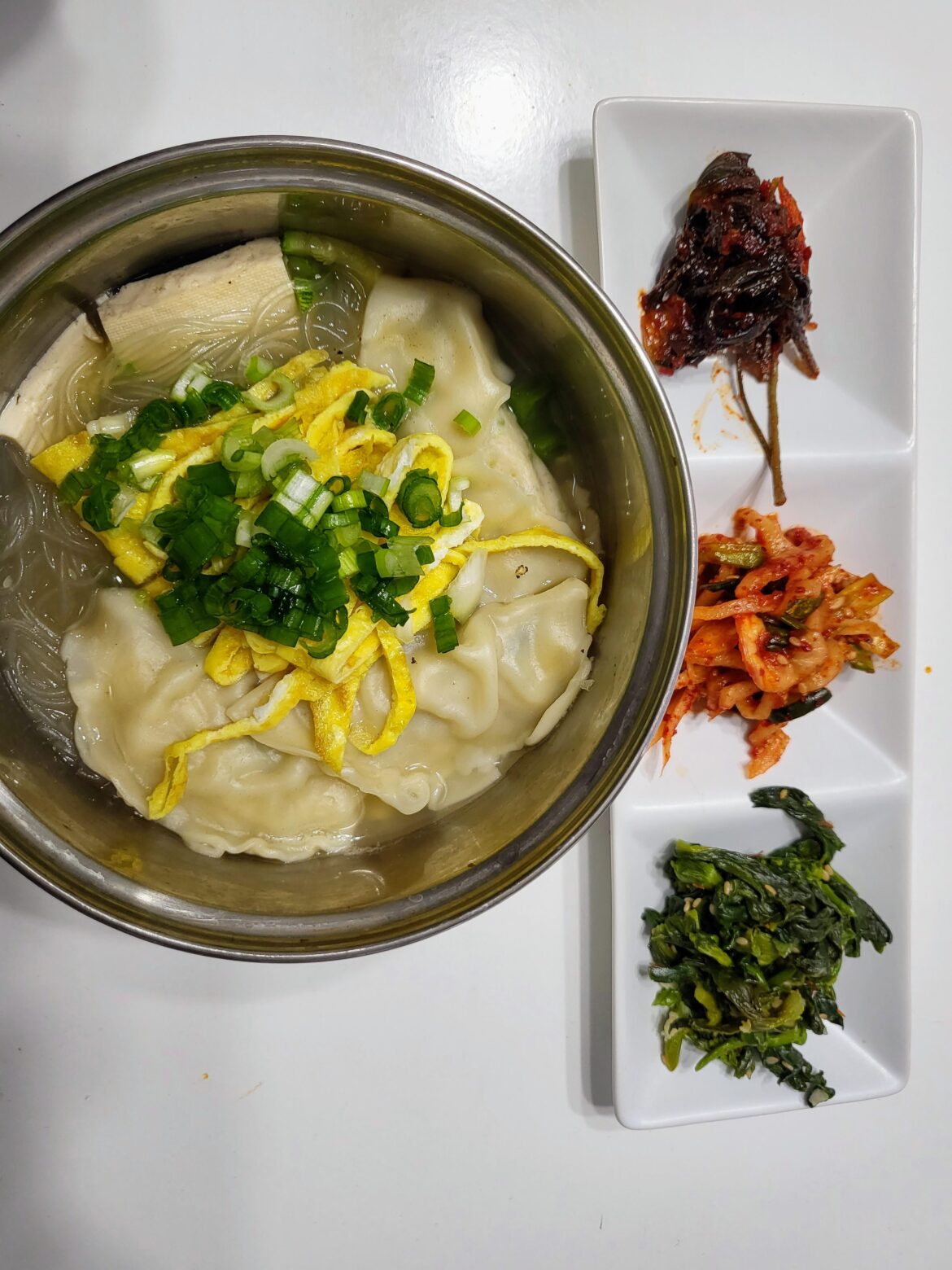 Dumpling soup (manduguk) with vermicelli noodle