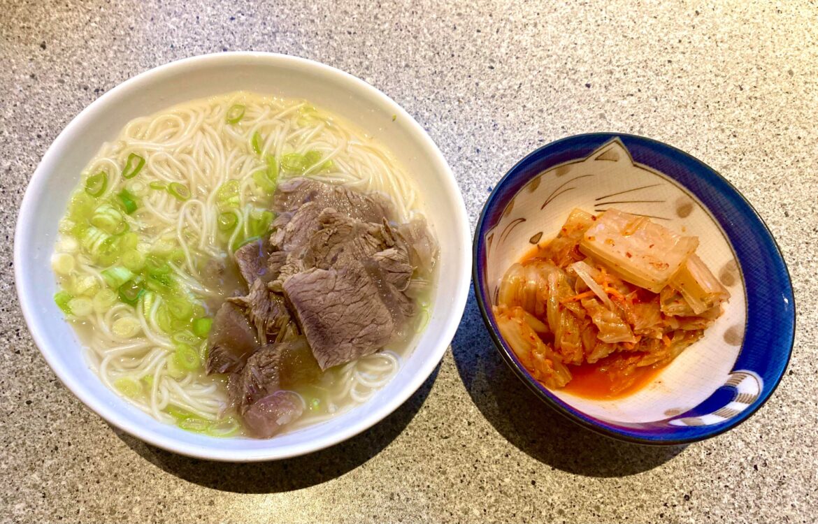 Seolleongtang with homemade mature kimchi