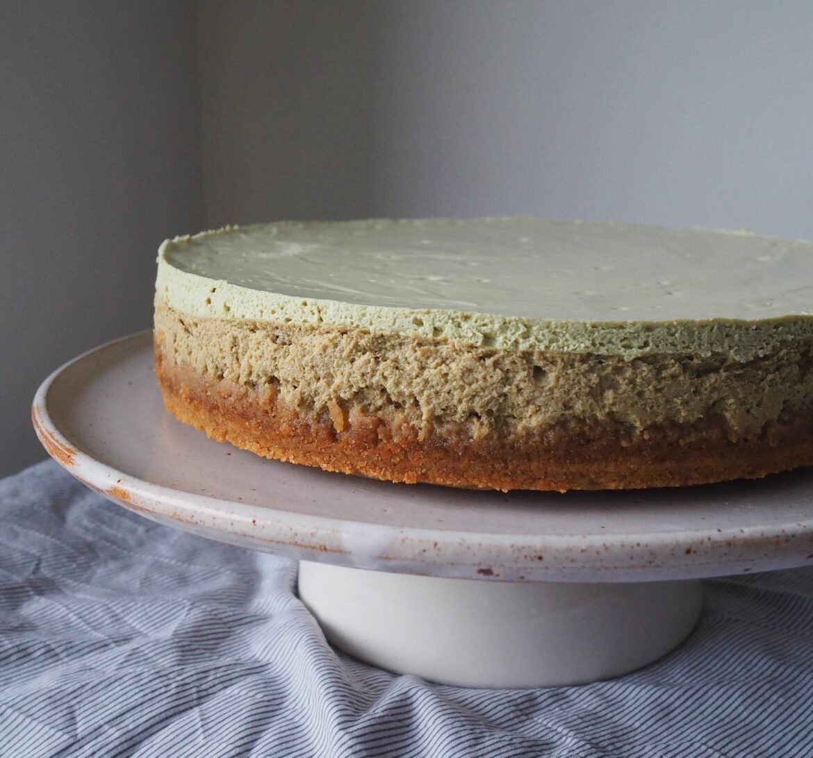 Hojicha cheesecake with matcha sour cream topping