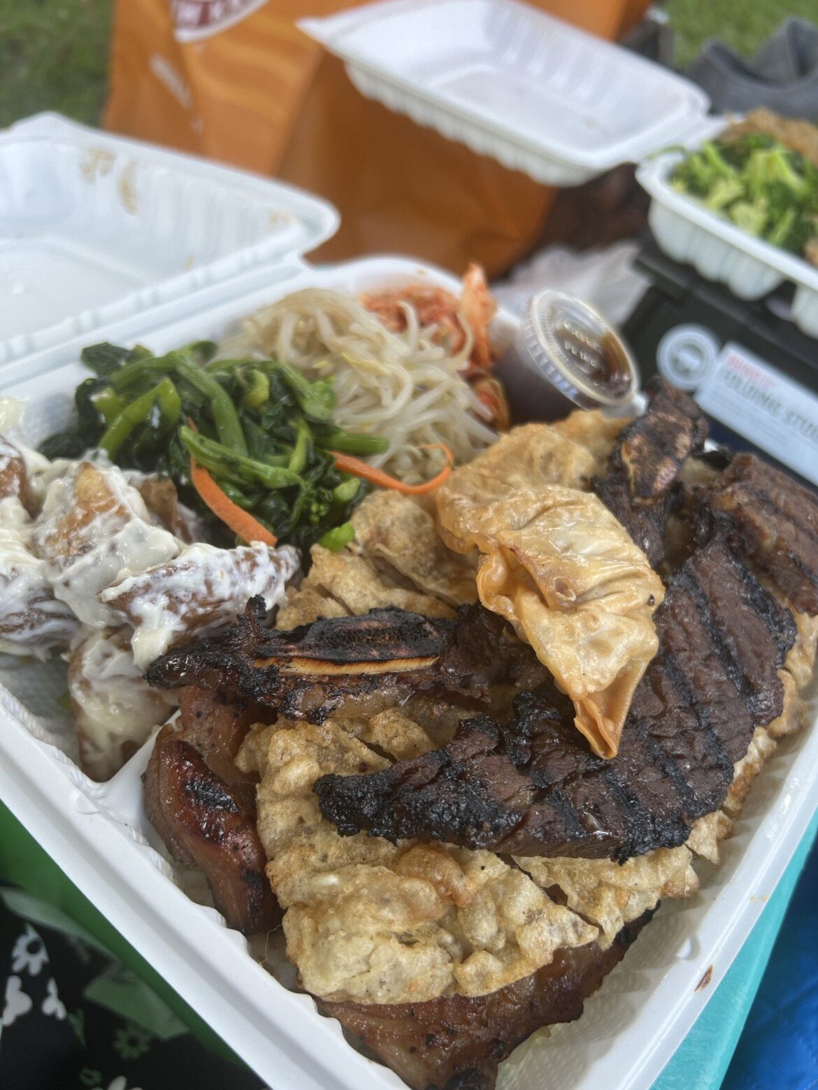 Hawai’i has a unique version of Korean food that has evolved over the generations, and one of my favorites is a Korean plate lunch with kalbi, bulgogi, chicken, mandoo, and meat jun with kimchi, beansprout, watercress, and garlic potato banchan 🤙🏾