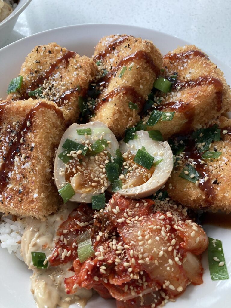 A big warm meal for rainy days:두부튀김 (fried tofu), 마약계란 (drug eggs), 김치 (kimchi) on rice 😊