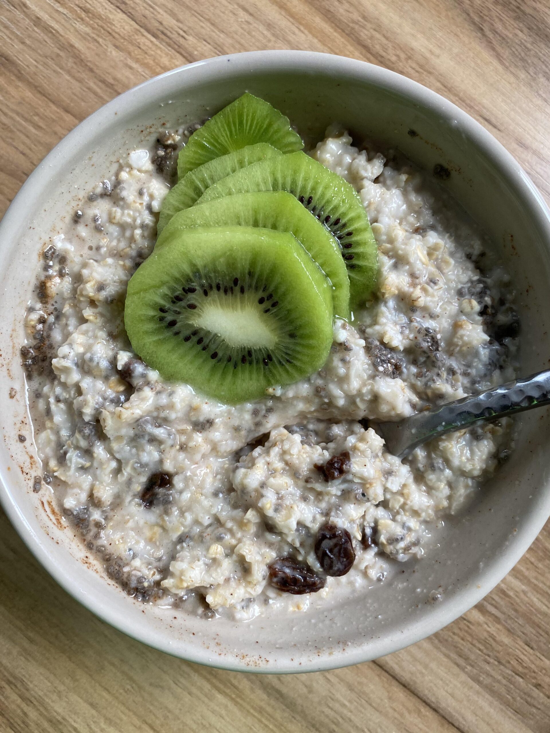 oatmeal bowl ☀️ oats, chia seeds, raisins, kiwi (400 cal) Dining and
