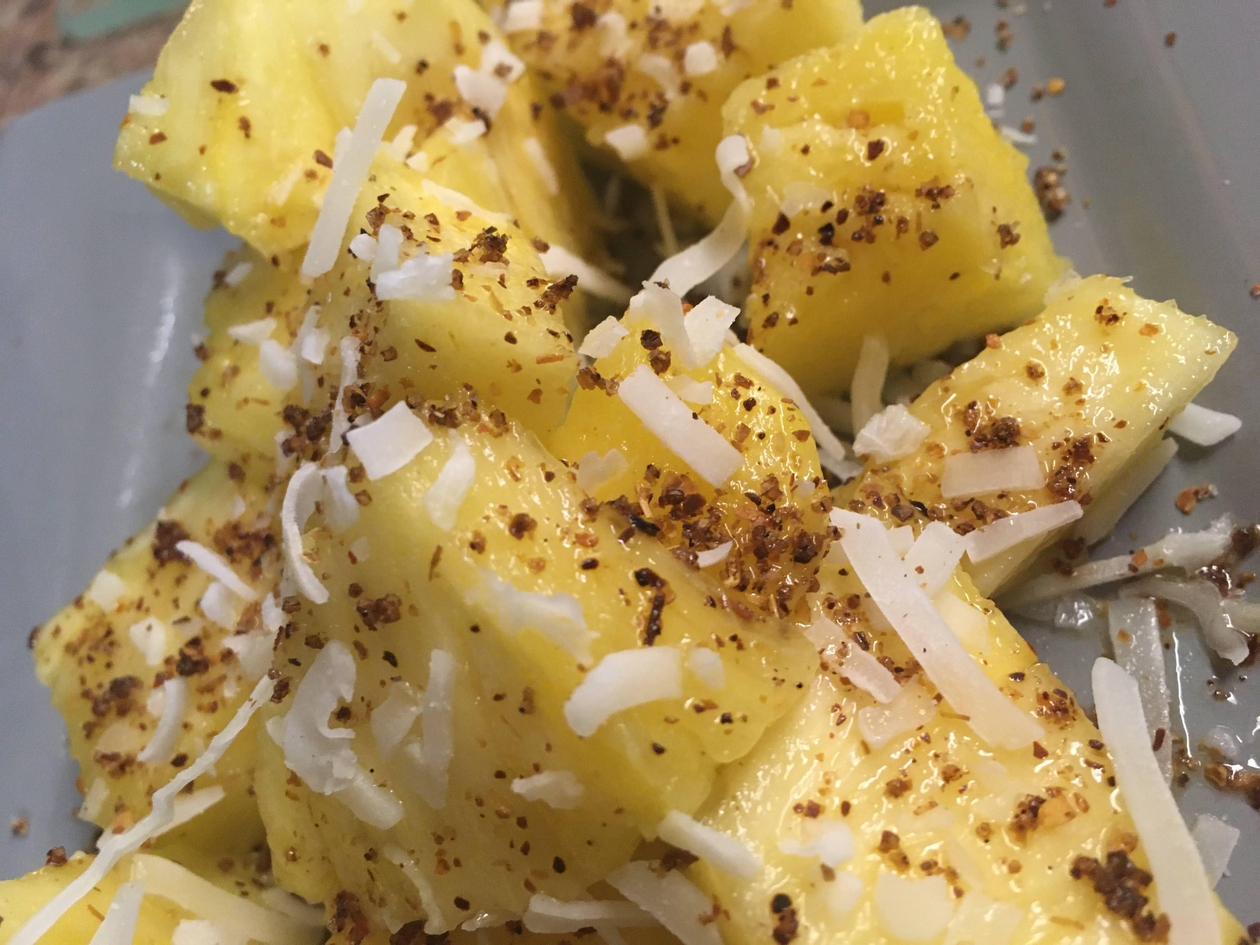 Deliciousness 🥰 (diced pineapple w/lime juice, tajín and shredded