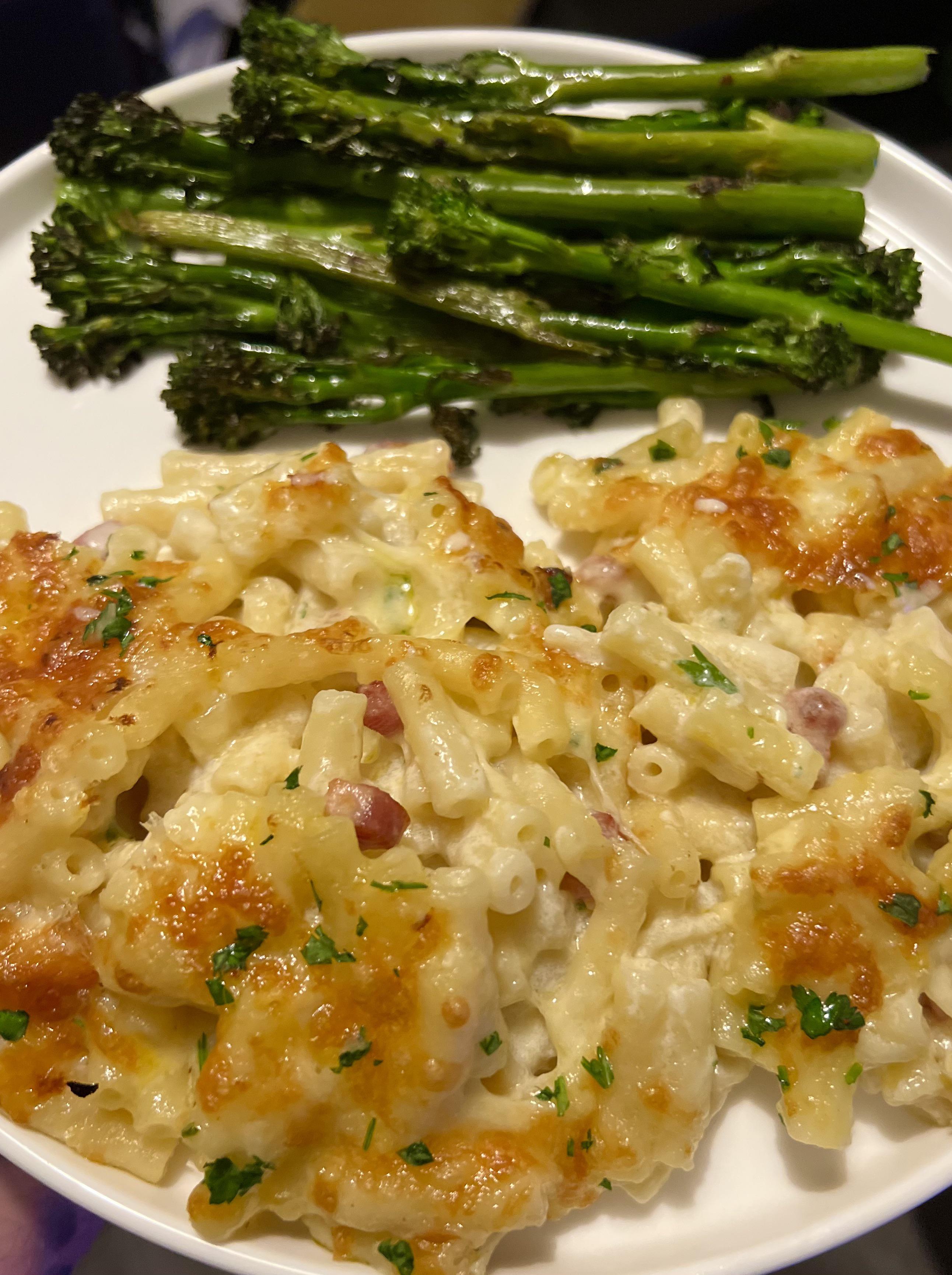 Macaroni cheese with crispy bacon and griddled tenderstem broccoli