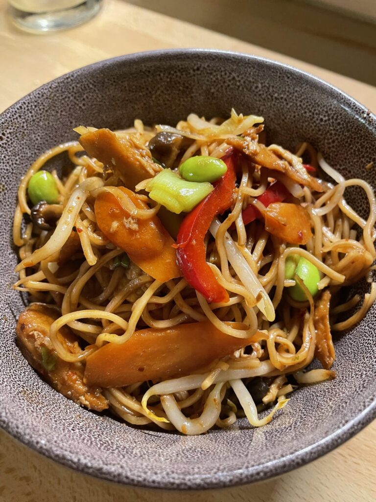 Chow mein with egg and vegan chicken substitute. Recipe in comments [OC]