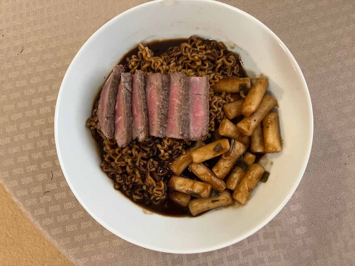 Dong won jajang-rapokki with steak