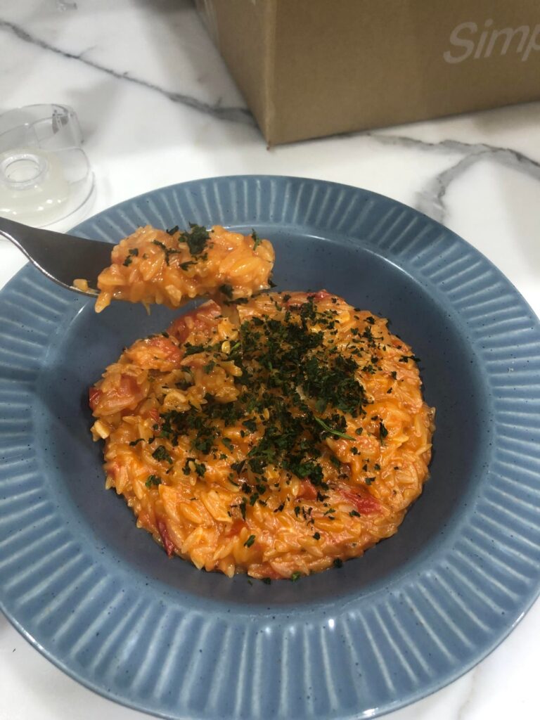 One pot creamy, cheesy tomato pasta for under 400cals (and under 15 mins!)