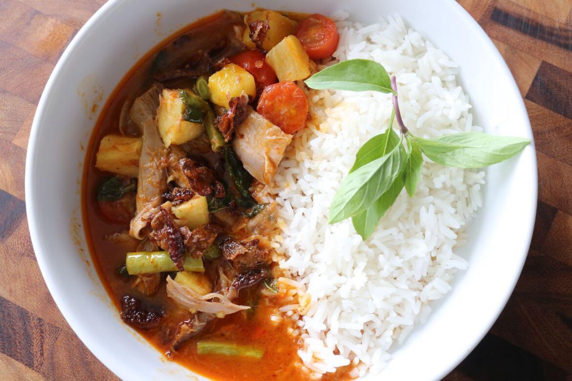 Gaeng Phed Ped Yang Roast Duck Thai Red Curry With Pineapple & Cherry Tomatoes