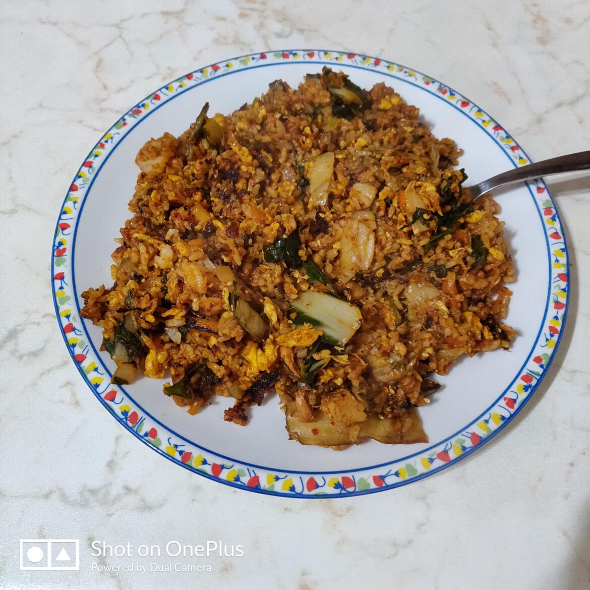 김치볶음밥 - Kimchi fried rice (it's green cause it's kimchi made with chard)
