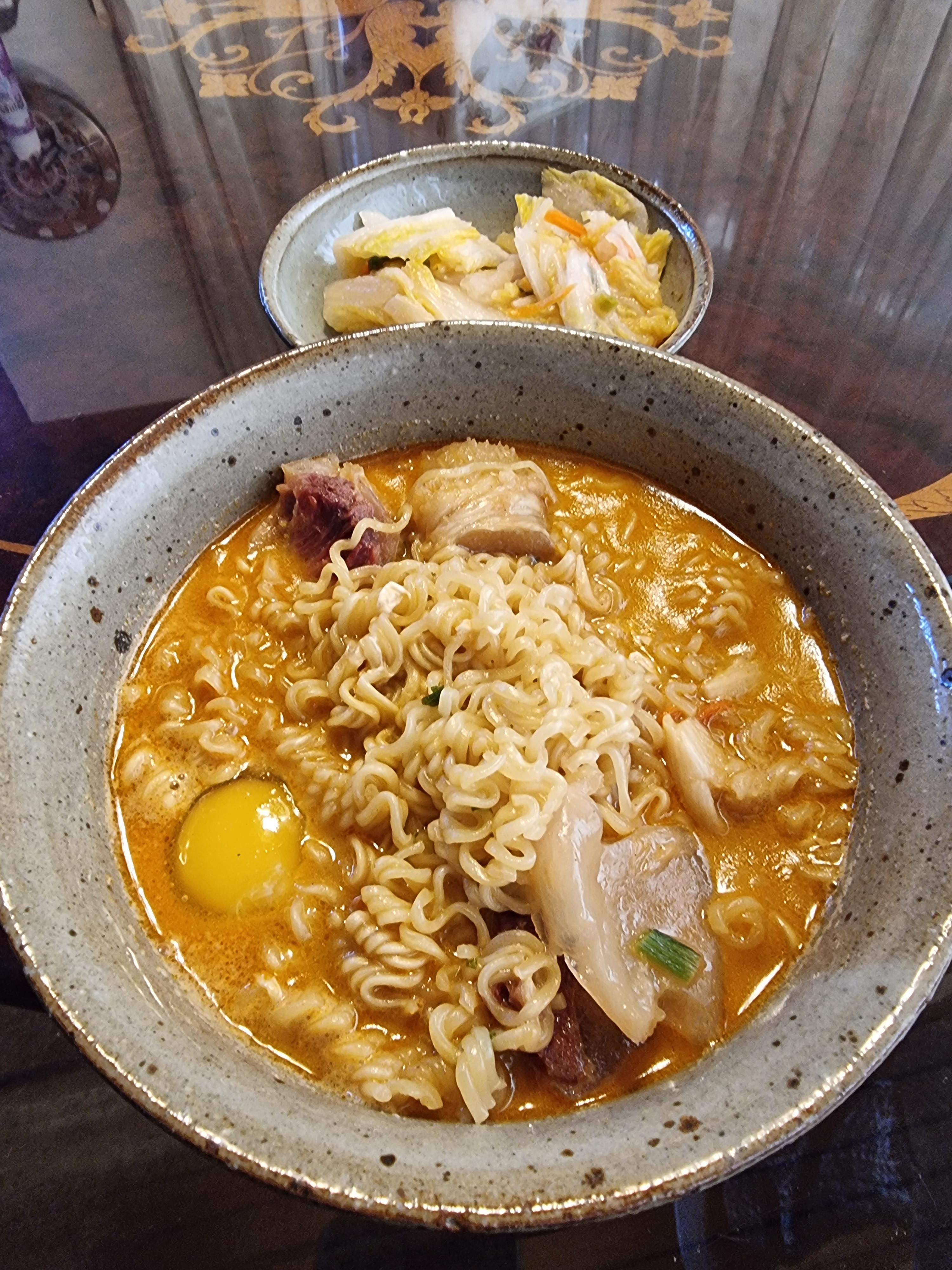 I made instant ramyun (shin) using thick seolleongtang broth (ox bone