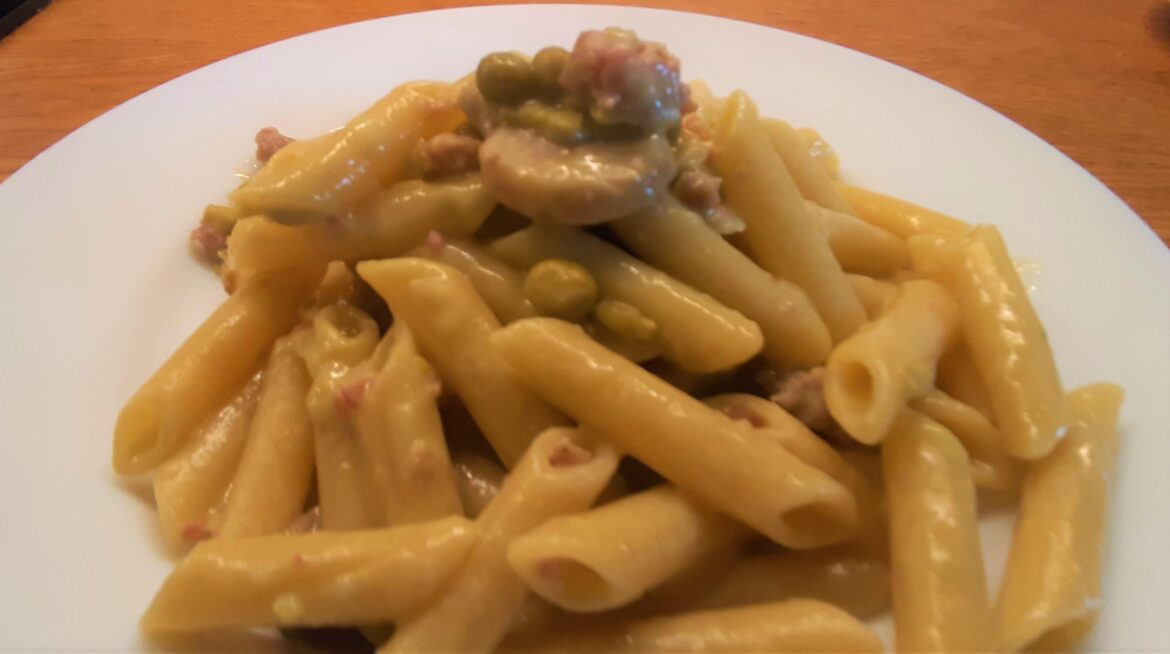 Pasta with mushrooms, peas, sausage and fresh creamy cheese (in italy it is call Boscaiola) recipe by Vito Chef (Italy)