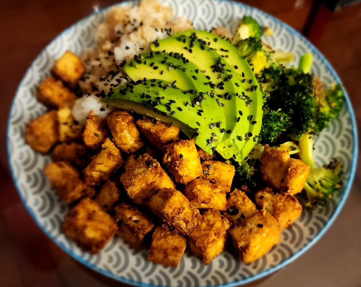 Crispy air fryer tofu with broccoli, rice and avocado. Tofu recipe in comments.