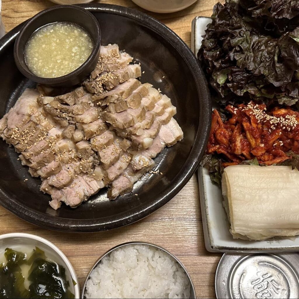 마늘보쌈 (Garlic Bossam) in Insadong