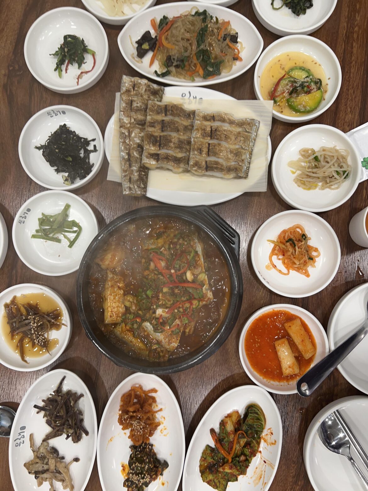 Grilled fish (hairtail) with various side dishes