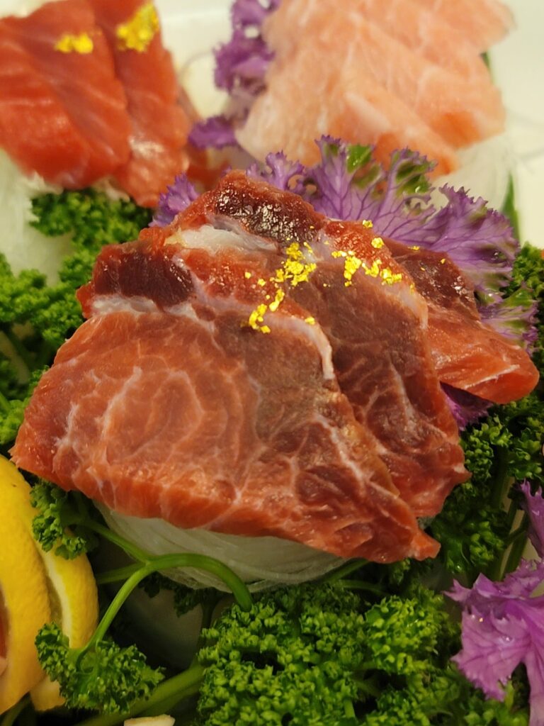 Hi guys, this is Mr.Eatbox. I am gonna share some pics that I took last night :D Tuna, edible gold, and a glass of soju. This is paradise on earth. 🙏💪🐟Last Night with my friend!