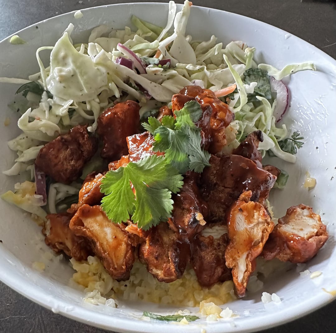 400 Calorie BBQ Chicken Tender Cheesy Cauliflower Bowl - Dining and Cooking