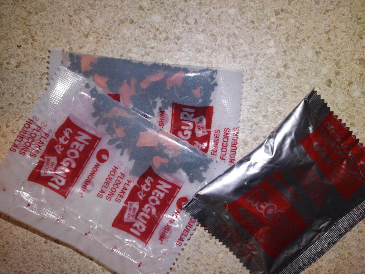 My last pack of Neoguri ramen came with an extra packet😌