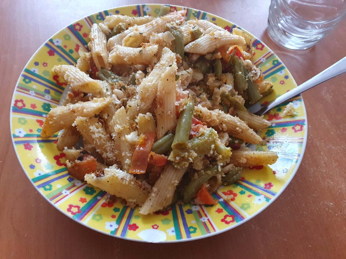 Noodles with tomato and beans