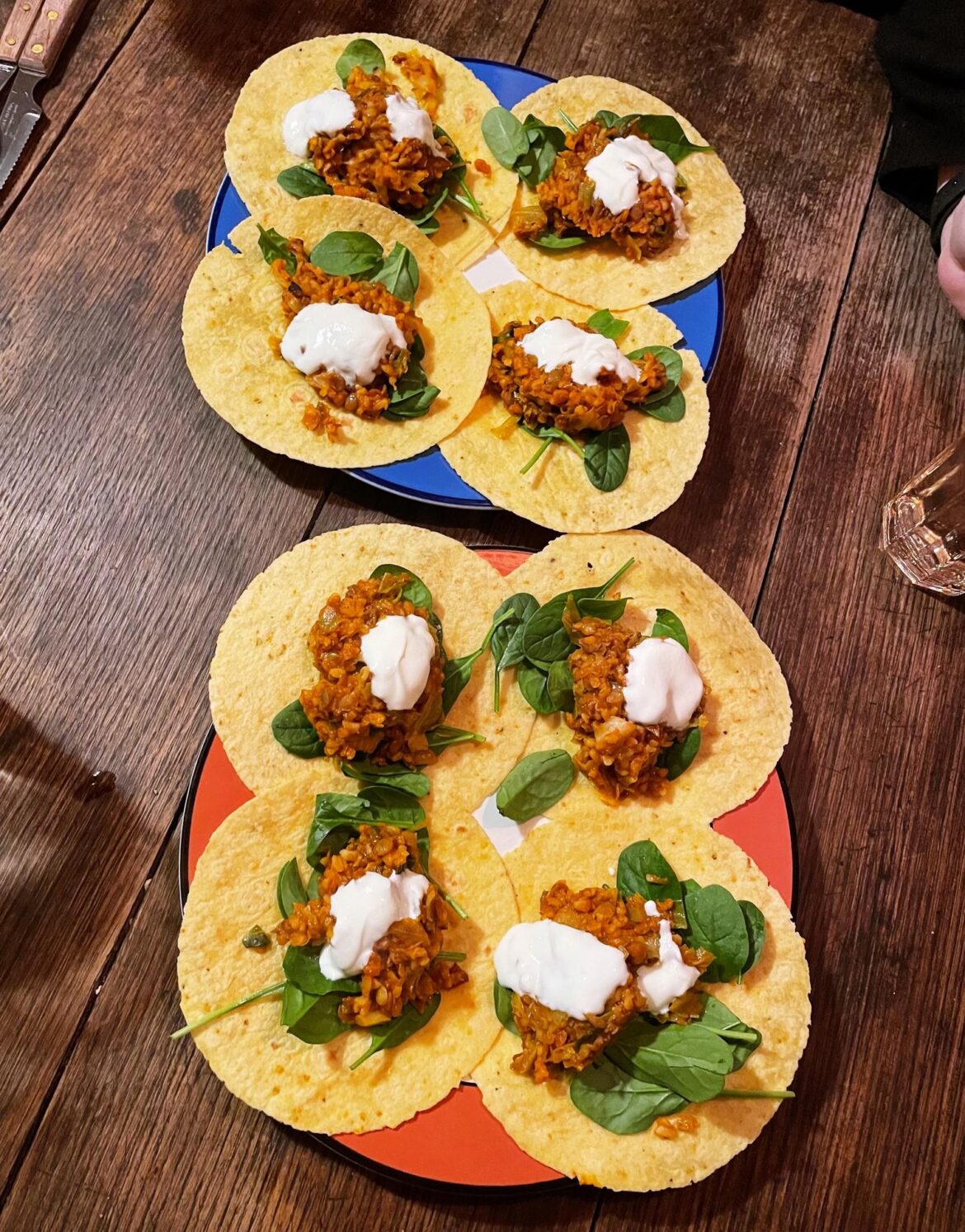 Tacos with lentils, cabbage, bulgur, spinach and crème fraîche