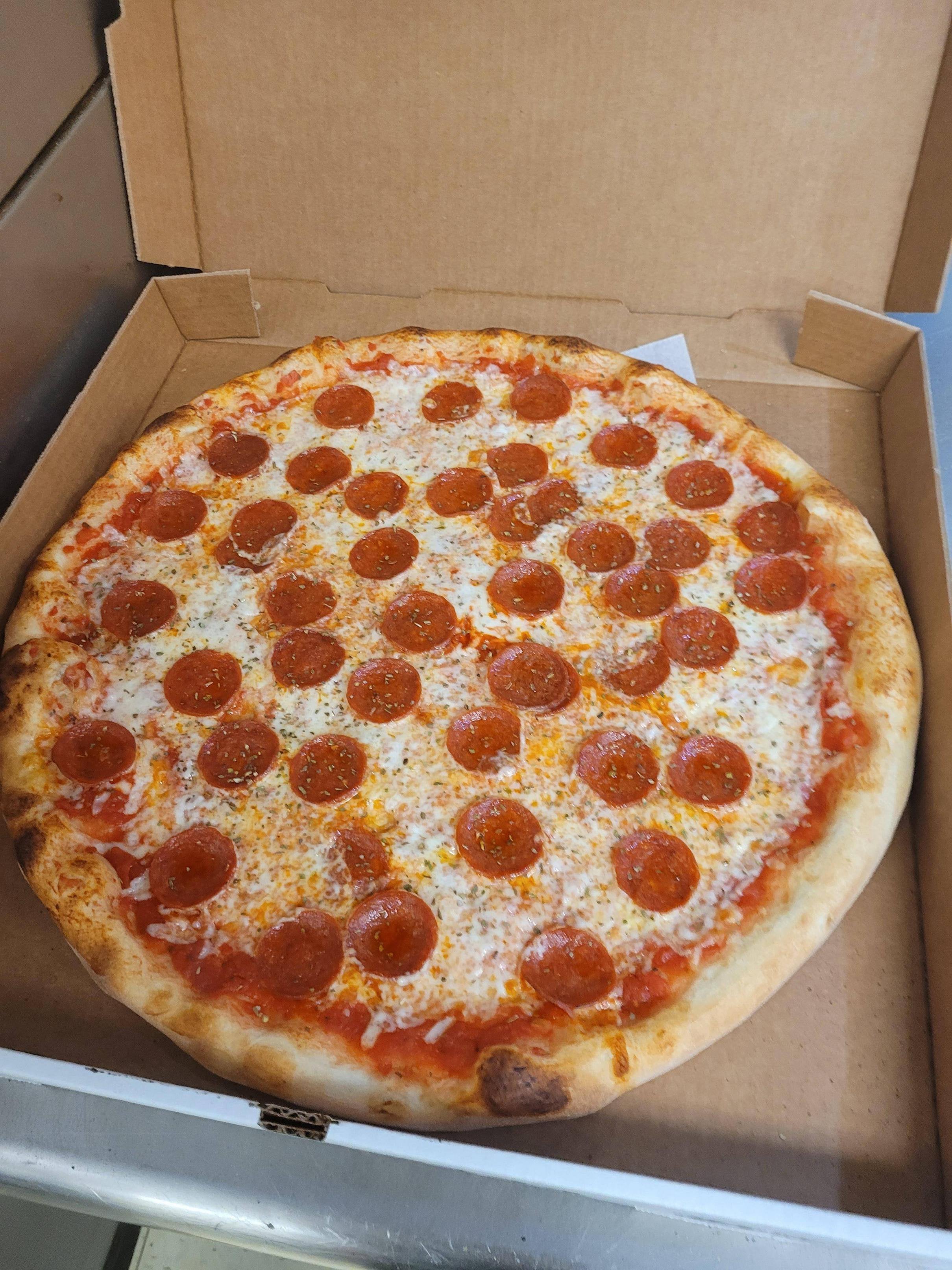 Pepperoni I made today, thought the even crust all around was very nice